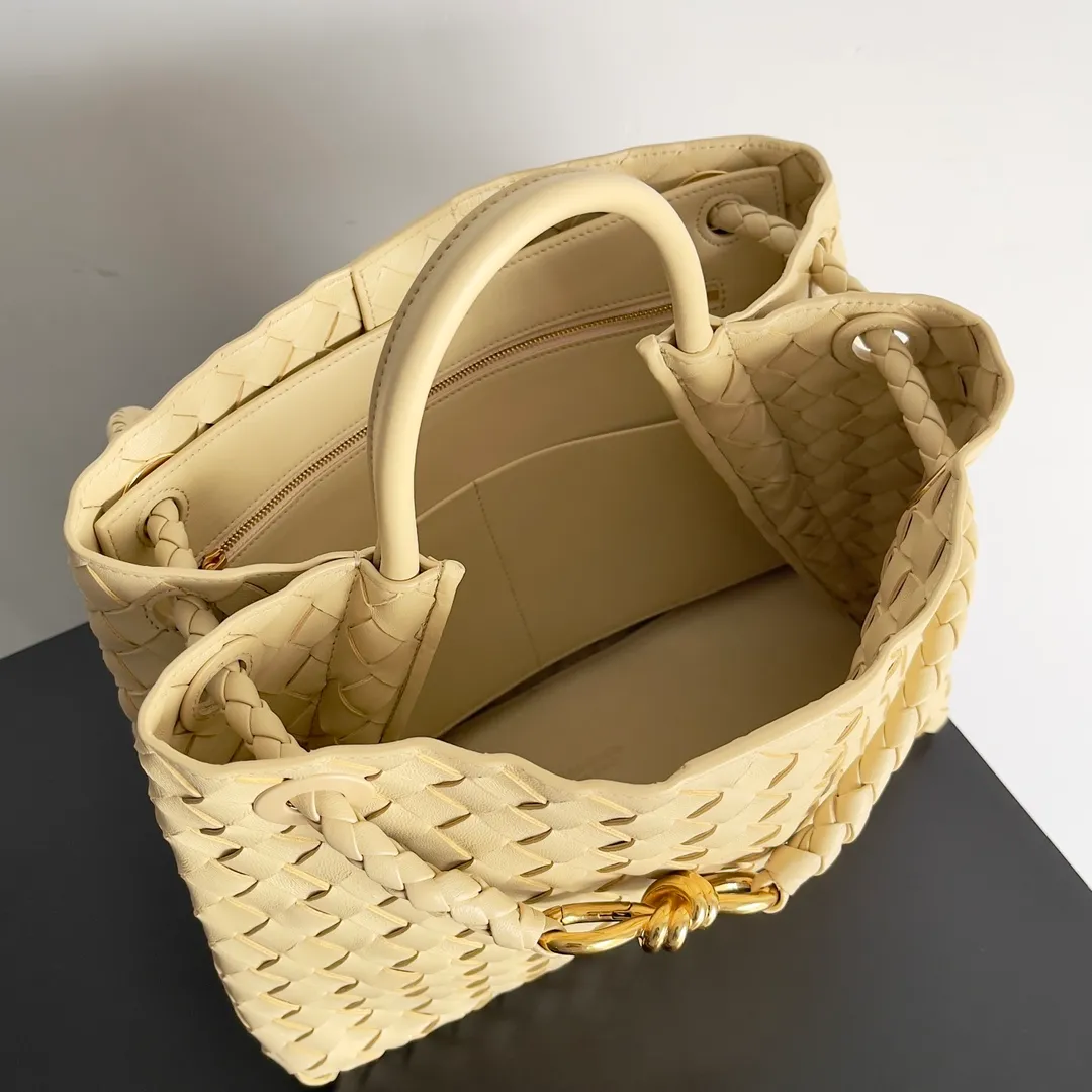 The 2023 new Andiamo batch of 2260 BV has been shipped‼ ️Really popular🔥The new Andiamo woven handbag launched by Bottega Veneta this season is really popular all over the world! ! Celebrities at home and abroad have worn it, and Oscar-winning actress Michelle Yeoh has taken it out on the street. Song Jia, Trai Yara, Yu Feihong, Sanji Ayaka, Rosie Hunting-Whiteley, Yoshioka Riho, etc. have all picked up this bag. It is classic and versatile, showing off its temperament, and the bag capacity is also large, which is very convenient for daily commuting! ! A variety of carrying methods, the shoulder straps can be adjusted by yourself, the original lambskin feels soft and delicate, and the unisex style breaks the gender boundaries and brings a more practical and long-lasting use experience. Andiamo, which has both elegant and casual styles, perfectly interprets the true appearance of "fashionable old money style". Style number: 743572 Size: 32*24*12